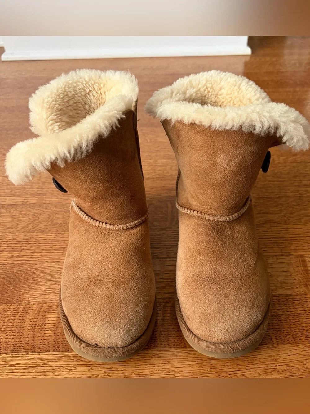UGG Australia Bailey Button Boots Kids Sz K3 Chestnut Brown Suede Sheepskin 5991